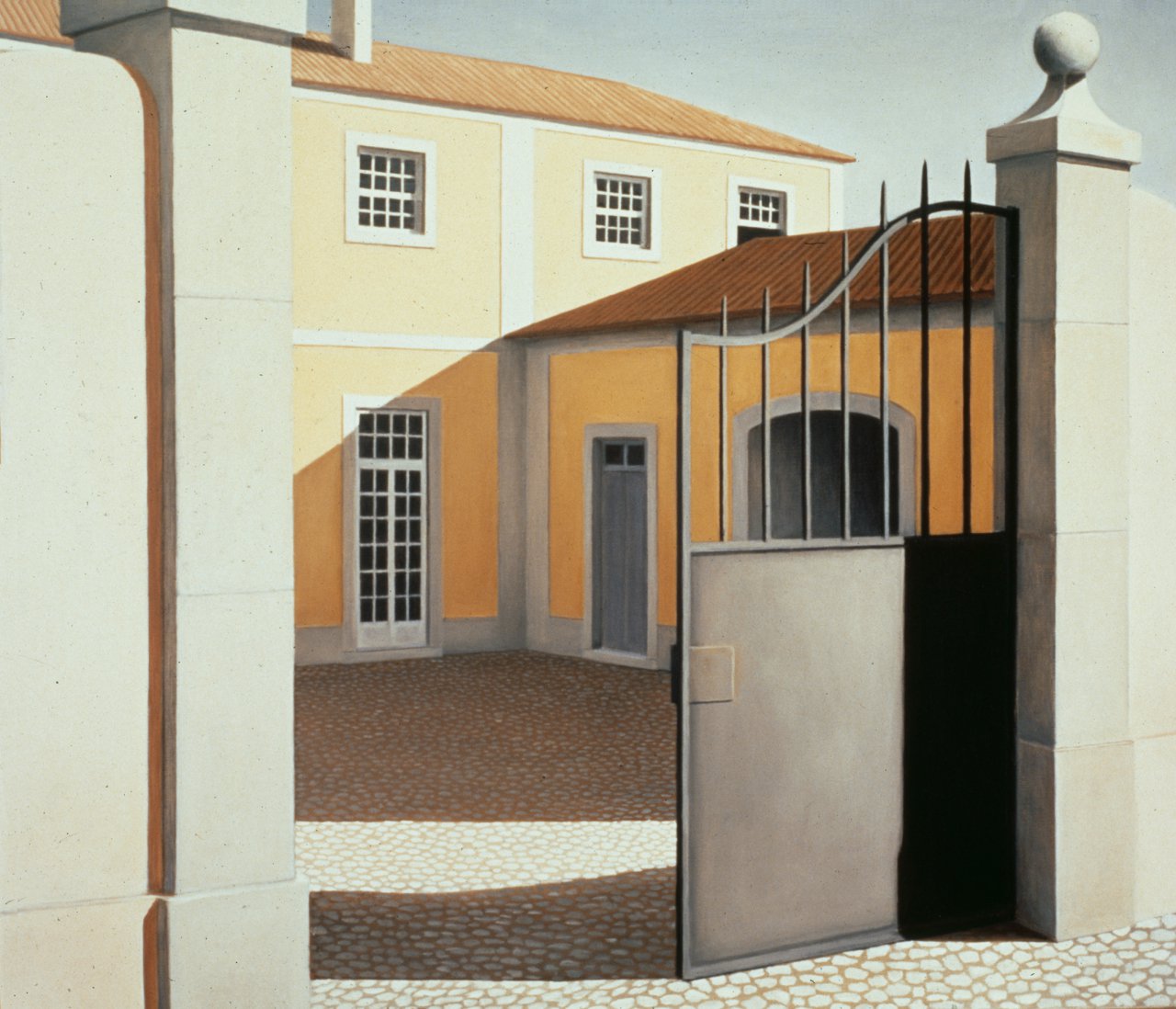 Port&atilde;o com casa amarela