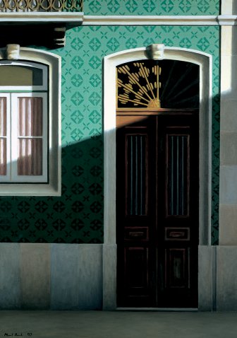 Porta de pr&eacute;dio com azulejos verdes